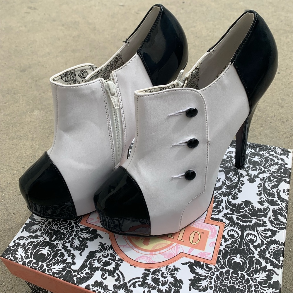 Bordello White & Black Heels, 10M